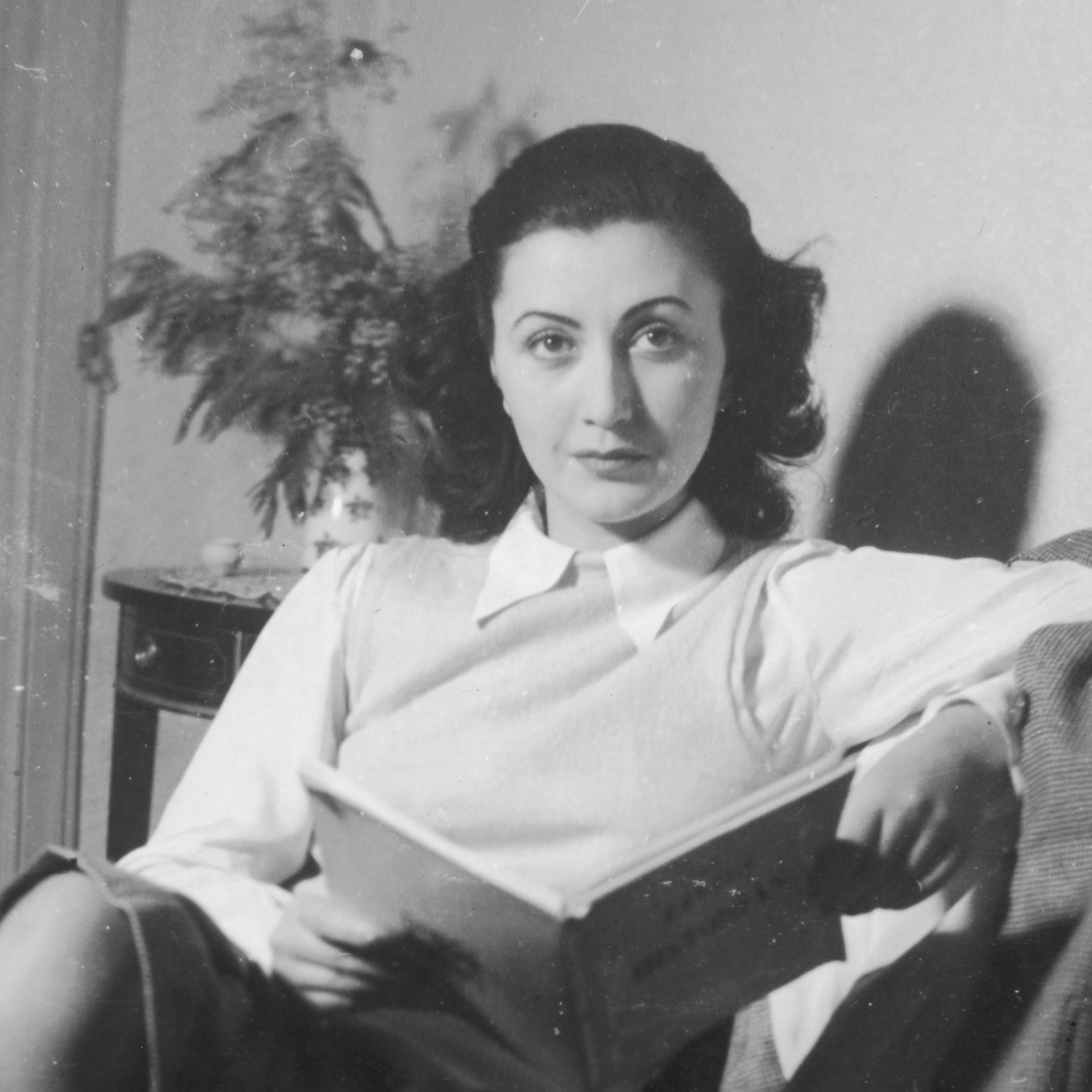 Anna von Menen reading