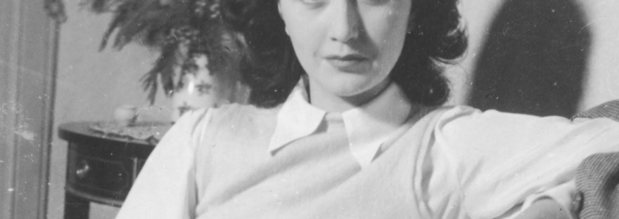 Anna von Menen reading